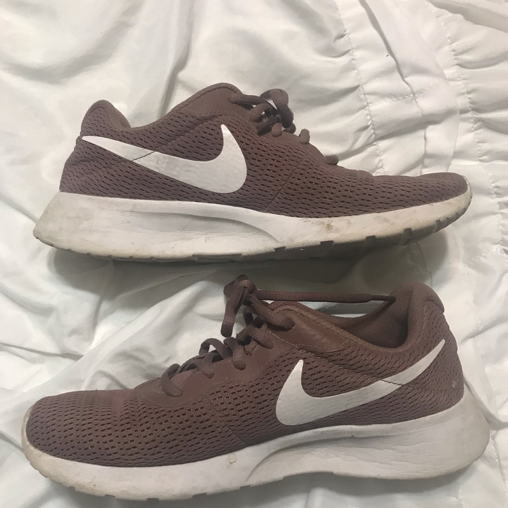 💛 Nikes size 8!